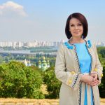 Ольга Сумська поділилася знімками, на яких зображена в українському етнічному наряді на тлі хати-мазанки