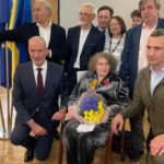 Франція нагородила Ліну Костенко Орденом Почесного легіону