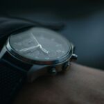 Руки геть від тарілки! Розбираємо одну з найбезглуздіших порад з етикету, яка змушує порядних людей почуватися ніяково