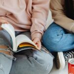 Творці “Дивних див” випустили новий атмосферний хорор-серіал під назвою “Скоро трапиться щось страшне”